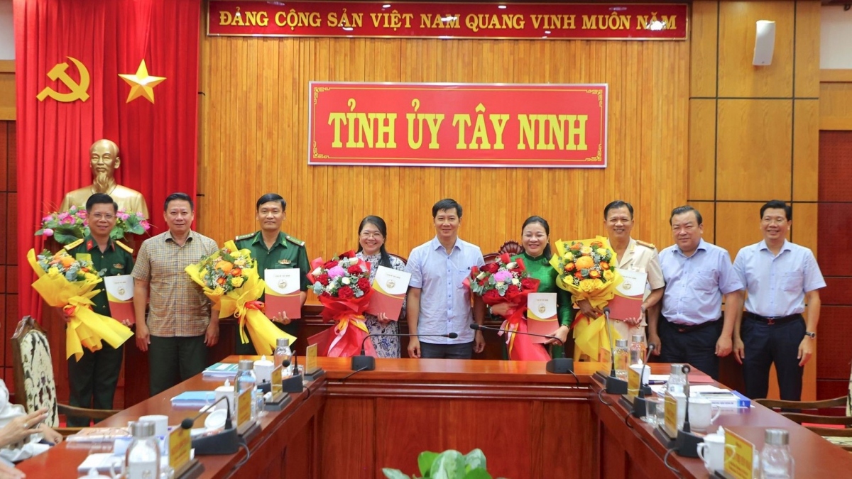 Bí thư Tỉnh ủy Tây Ninh và các lãnh đạo tỉnh tặng hoa 5 tân ủy viên Ban Chấp hành Đảng bộ tỉnh Tây Ninh (ảnh: Thắm Nguyễn)