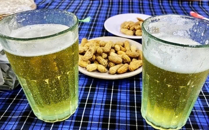 Trong bia có nhiều lượng calo rỗng không tốt cho sức khỏe. (Ảnh minh họa)