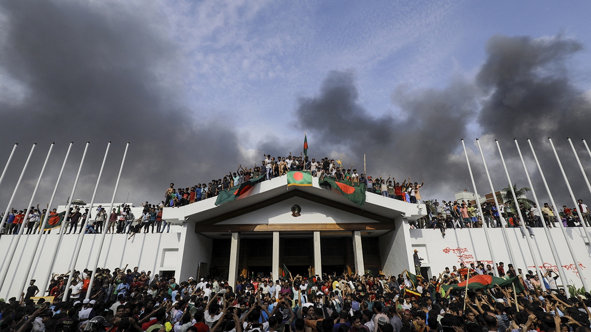 Người biểu tình xông vào Phủ Thủ tướng ở thủ đô Dhaka, Bangladesh ngày 5/8. Ảnh: AFP