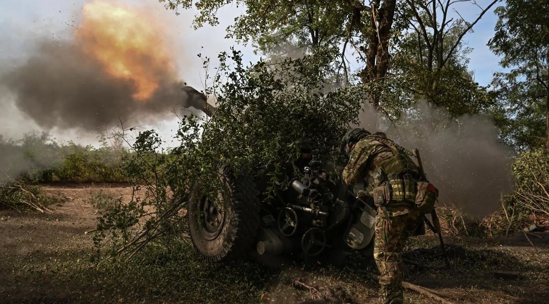 Binh lính Nga khai hỏa lựu pháo D-30 về phía quân đội Ukraine ở Lugansk. Ảnh: Sputnik