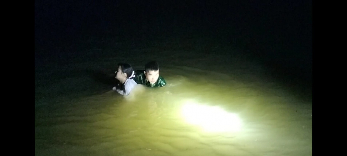 Binh nhất Lý Văn Vũ bất chấp hiểm nguy cứu cháu bé đuối nước (Ảnh Biên phòng Cao Bằng)