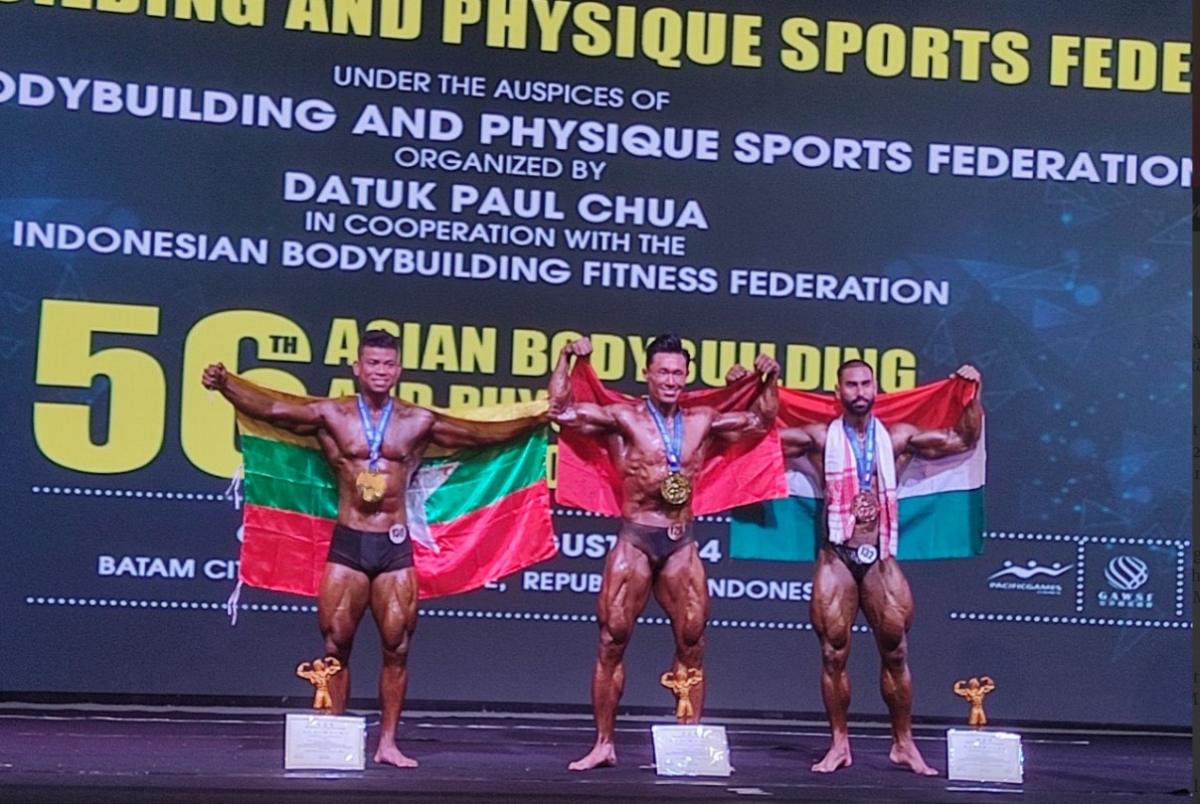 Nguyen Thanh Tien (C) wins a gold medal in the men’s fitness physique. (Photo: nld.com.vn)