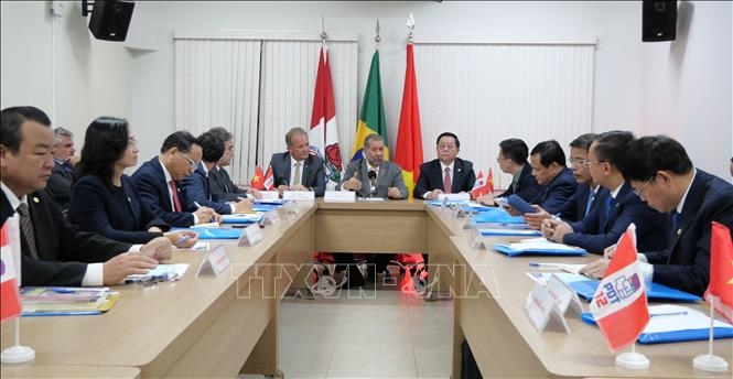 Trưởng Ban Tuyên giáo Trung ương Nguyễn Trọng Nghĩa và đoàn công tác làm việc với ông Carlos Lupi, Chủ tịch Đảng Lao động Dân chủ, Bộ trưởng An ninh xã hội. (Ảnh: TTXVN)
