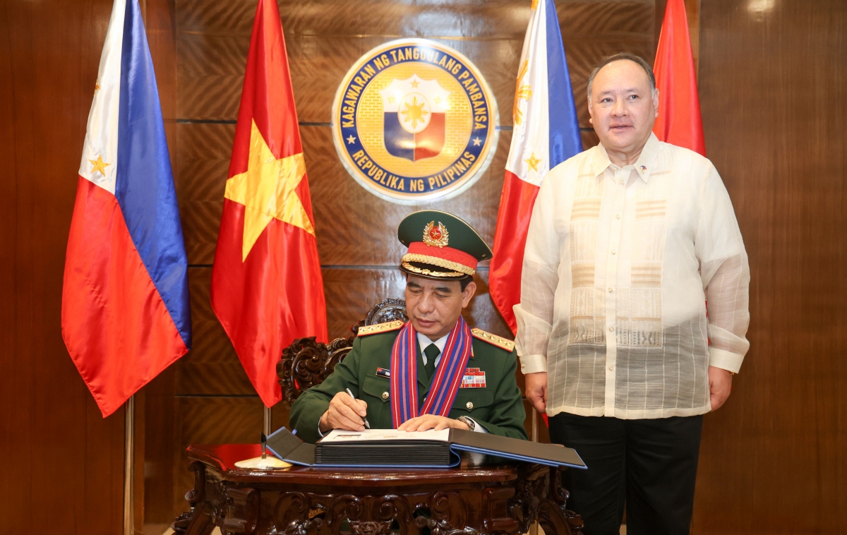 Bộ trưởng Phan Văn Giang ghi lưu bút trong Sổ lưu niệm tại trụ sở Bộ Quốc phòng Philippines