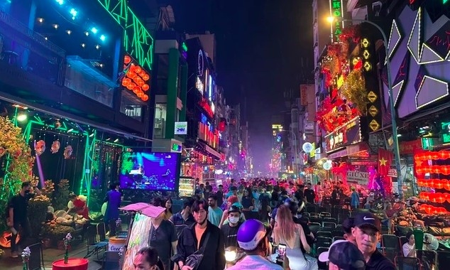 Bui Vien street in district 1, HCM City, is called 'western street' as it's a famous attraction for foreign travelers (Photo: thanhnien.vn)