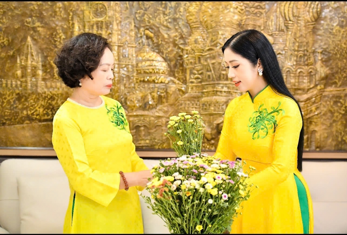 NSƯT Phương Nga và mẹ