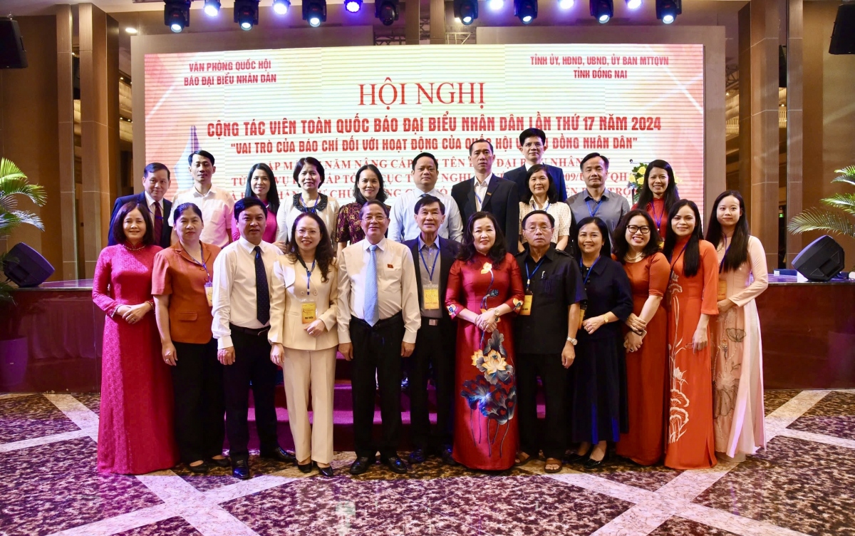 Các đại biểu chụp ảnh lưu niệm tại hội nghị