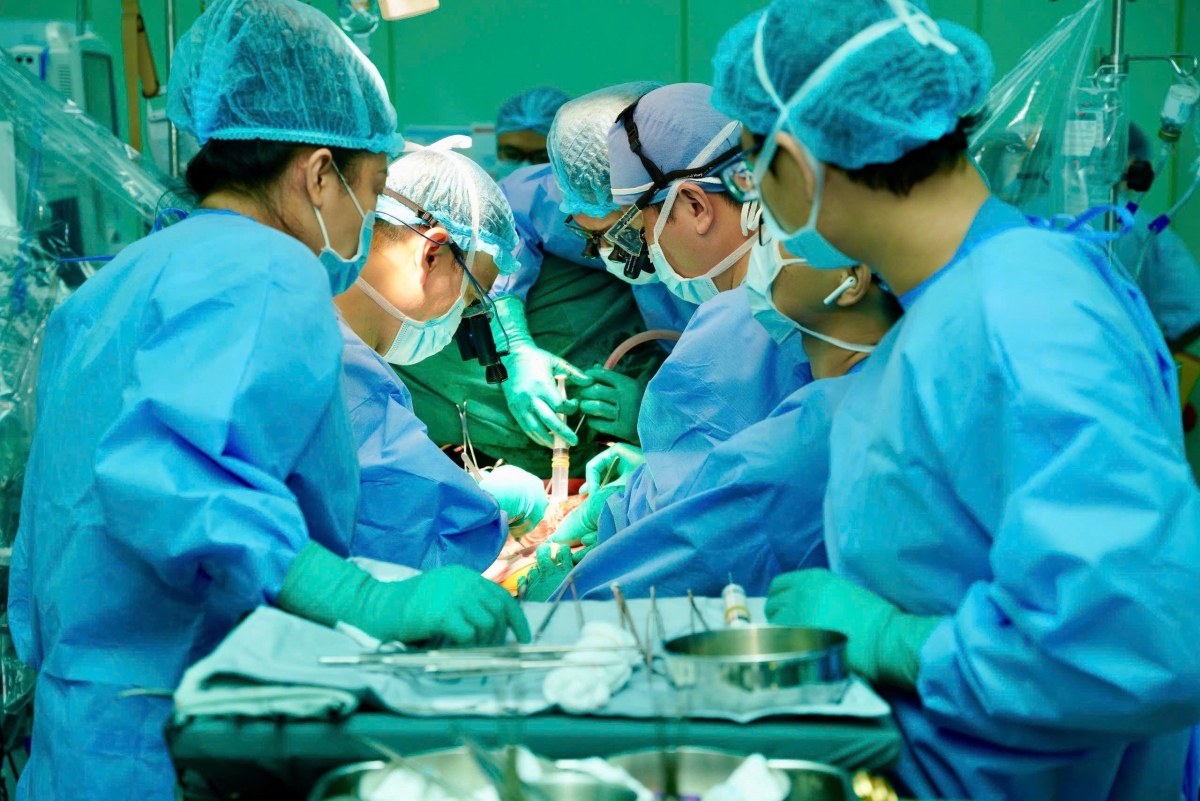Bệnh viện Đại học Y Dược TP.HCM quyết định tách lá gan làm 2 để có thể cứu sống 2 người bệnh (ảnh BVCC)