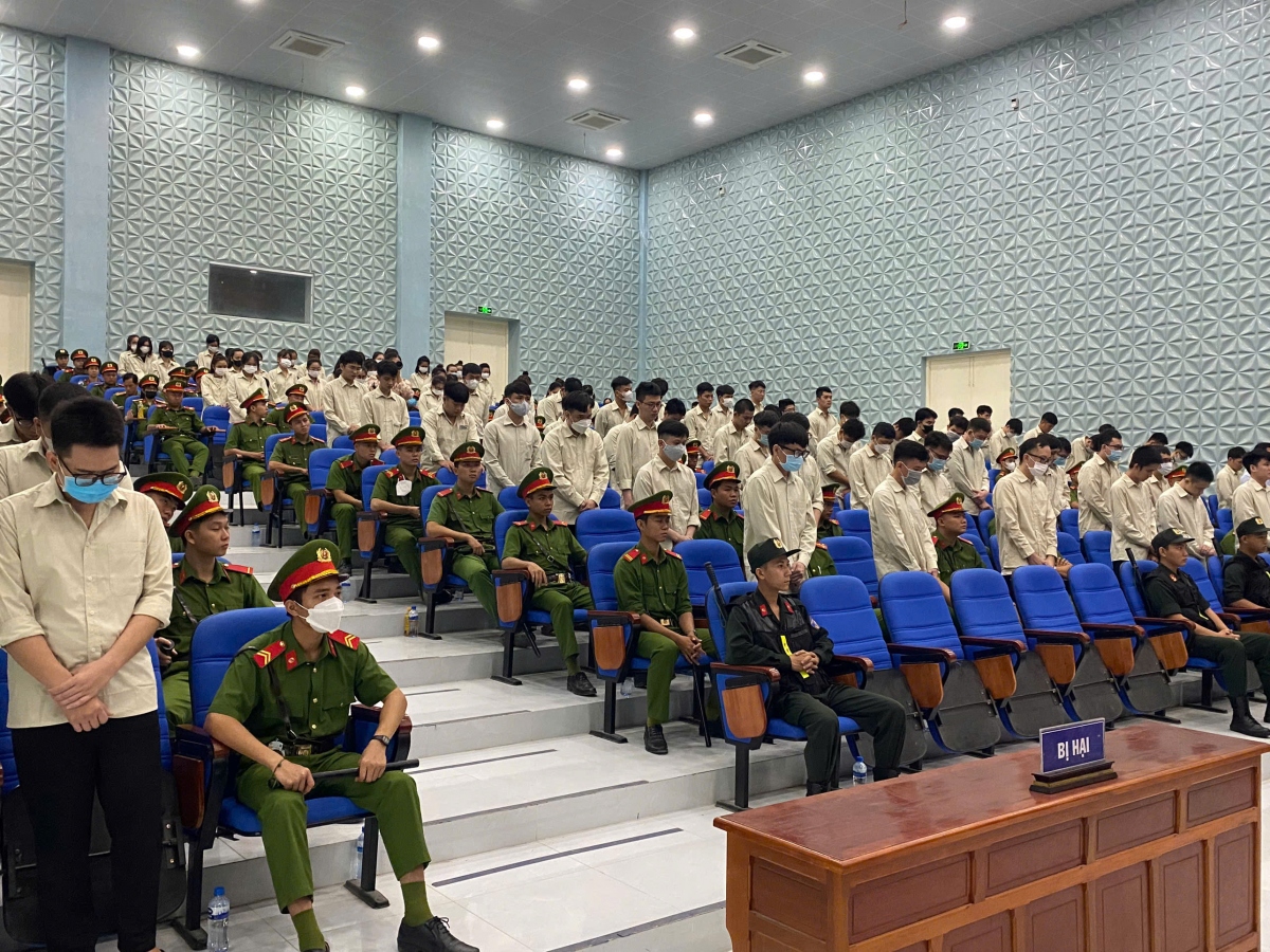 Các bị cáo nghe Tòa tuyên án