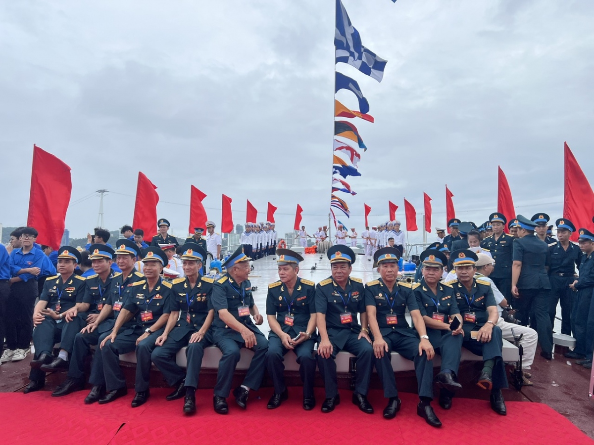 Các cựu chiến binh gặp mặt trong Lễ tưởng niệm anh hùng liệt sỹ và nhân dân hy sinh trong chiến thắng trận đầu 
