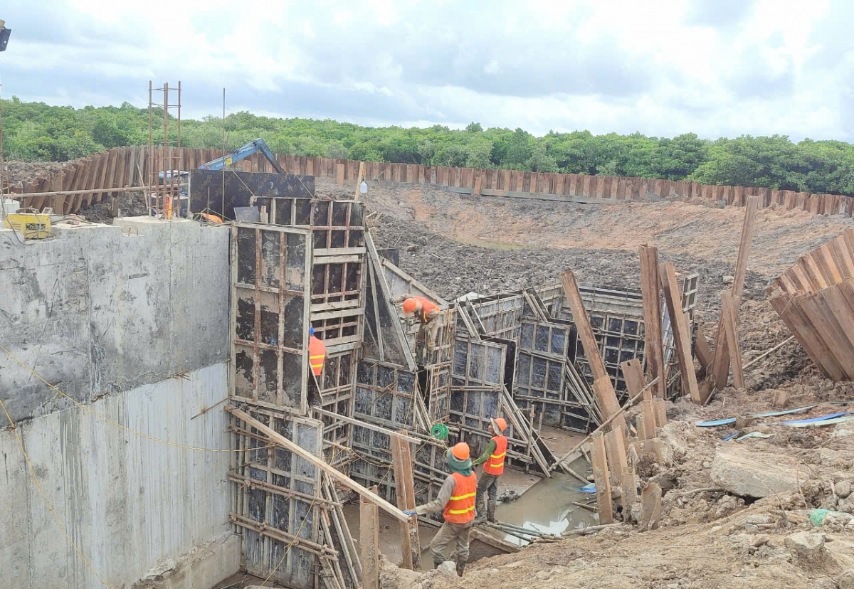 Các đơn vị thi công đang nỗ lực hoàn thiện công trình trên đê trước tháng 9/2024