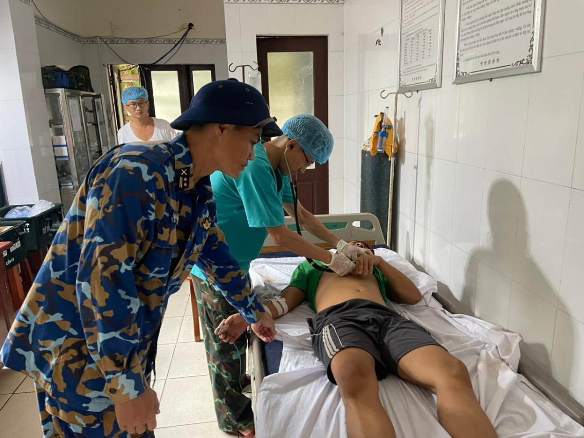 Các y, bác sĩ tiếp nhận và khám cho bệnh nhân.