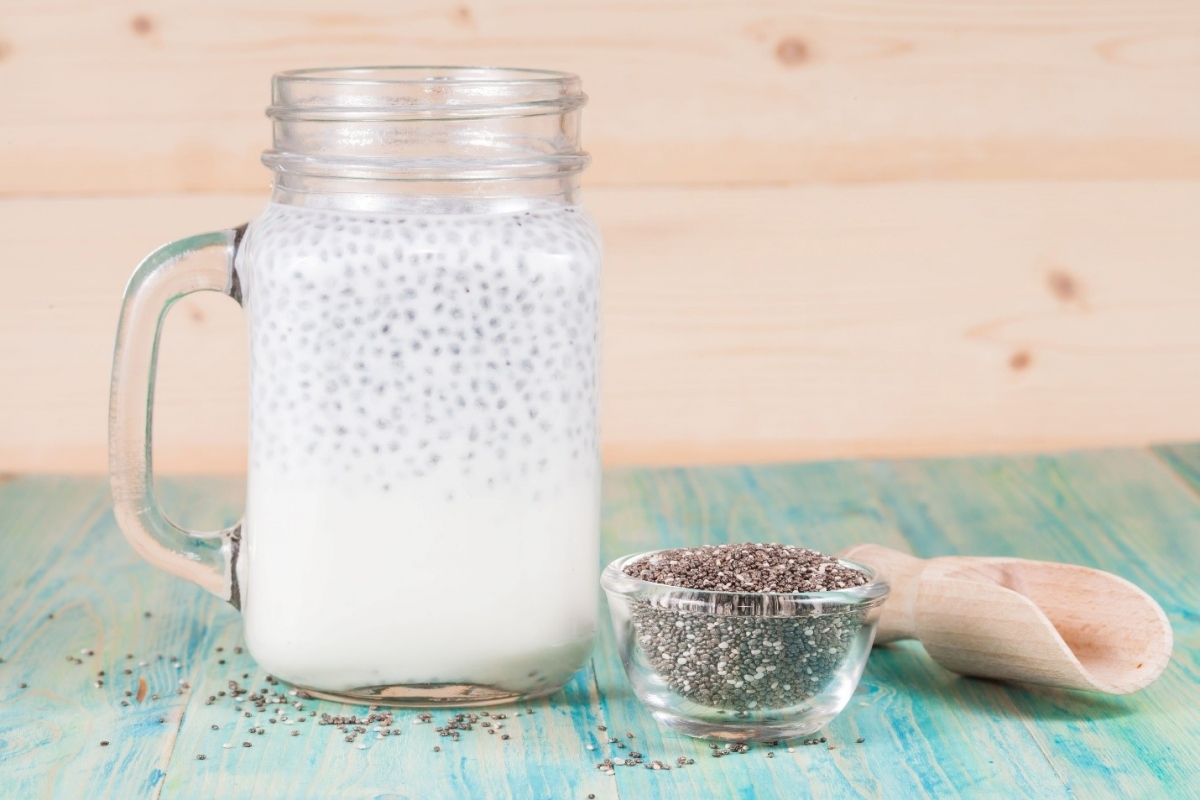 Sữa uống cùng hạt chia là sự lựa chọn hoàn hảo để bổ sung canxi và omega-3. Ảnh: Adobe Stock 
