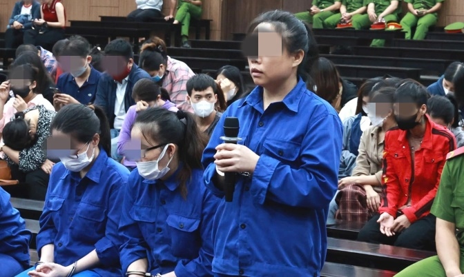 Nữ bị cáo Zhang Min (đứng) tại phiên toà.