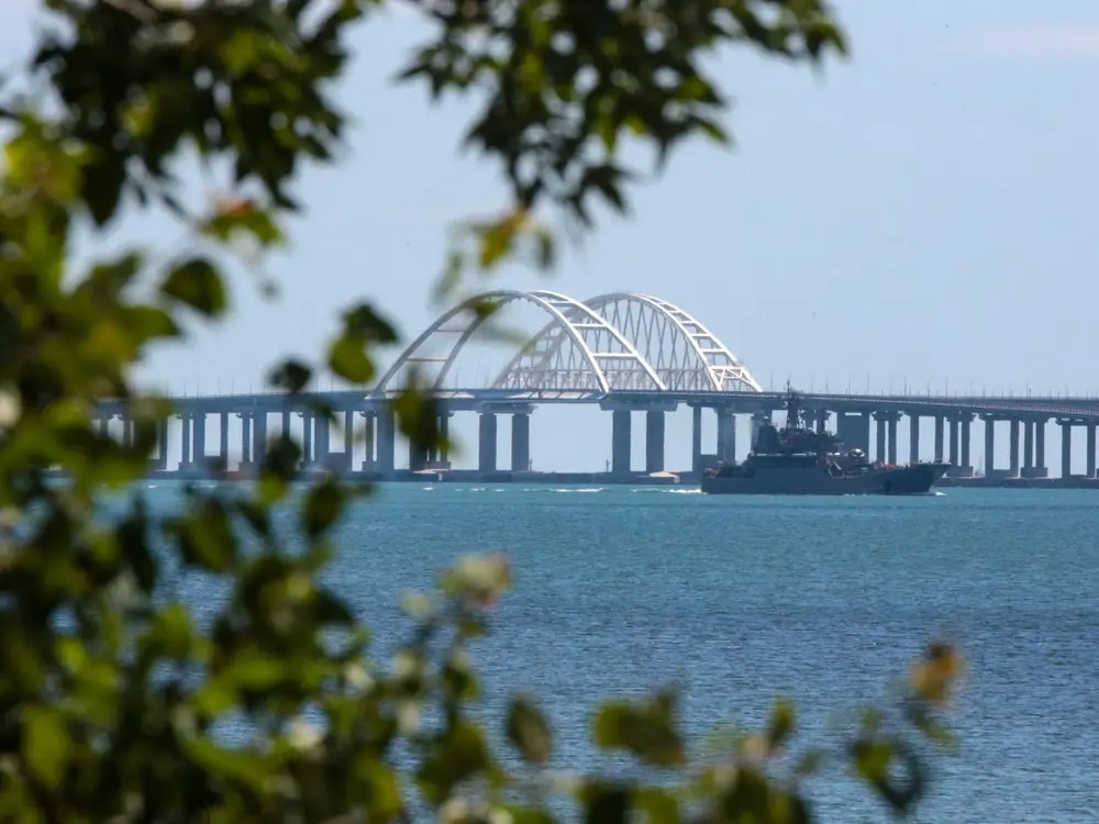 Tàu chiến Nga di chuyển gần cầu Kerch nối đất liền Nga với bán đảo Crimea, ngày 23/7/2023. Ảnh: Getty