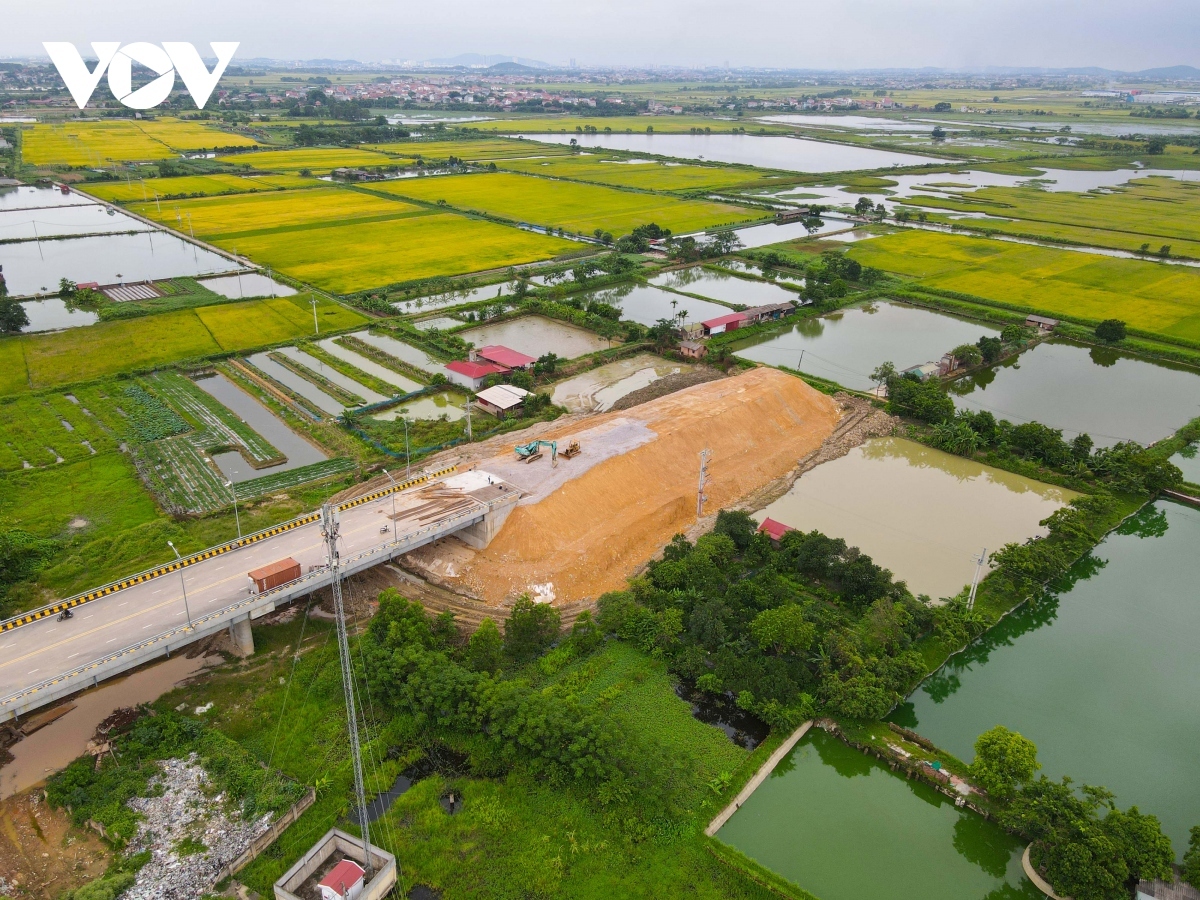 Mặc dù Cầu Hà Bắc 2 vượt sông Cầu nối tỉnh Bắc Giang và Bắc Ninh trị giá gần 400 tỷ đồng đã hoàn thành xây dựng gần 1 năm nay nhưng vẫn chưa thể đi vào sử dụng