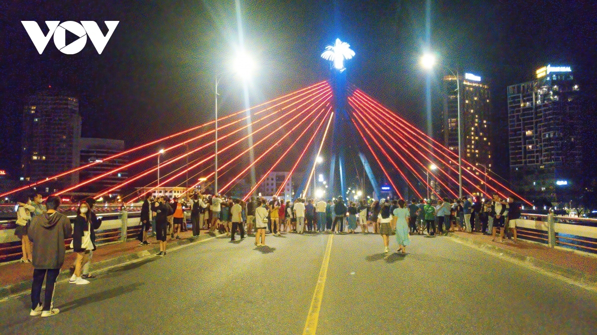 Cầu quay Sông Hàn khi quay lúc nửa đêm (ảnh minh họa)