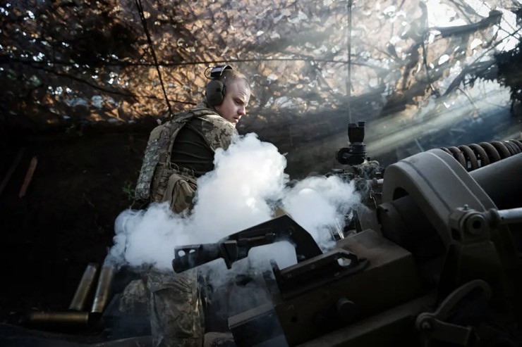 Pháo binh Ukraine nã hỏa lực ở vùng Donetsk. Ảnh: New York Times.