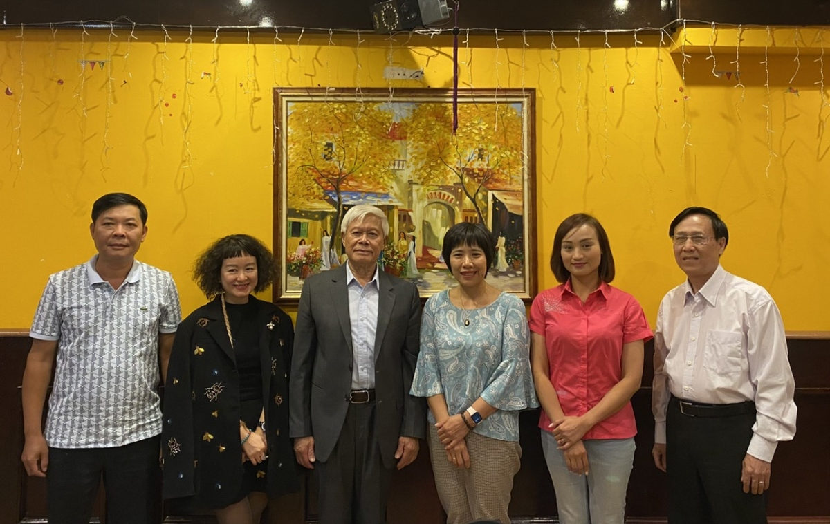 Chủ tịch Hội Văn học nghệ thuật Việt Nam tại Nga Nguyễn Huy Hoàng và một số hội viên mới tại Lễ kỷ niệm 30 năm thành lập hội