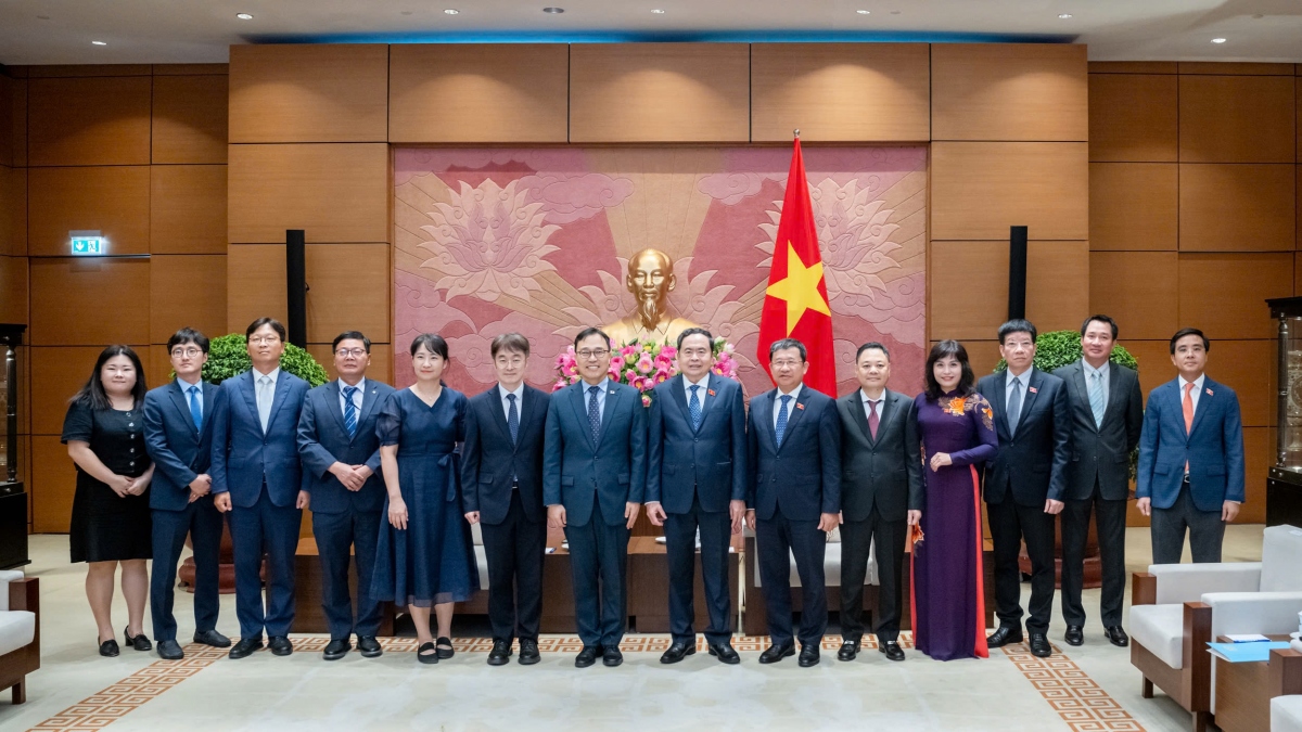 Chủ tịch Quốc hội khẳng định Đảng, Nhà nước và Nhân dân Việt Nam luôn coi trọng và mong muốn cùng Chính phủ và nhân dân Hàn Quốc tiếp tục phát triển sâu rộng, thực chất và hiệu quả hơn nữa quan hệ Đối tác Chiến lược Toàn diện với Hàn Quốc.