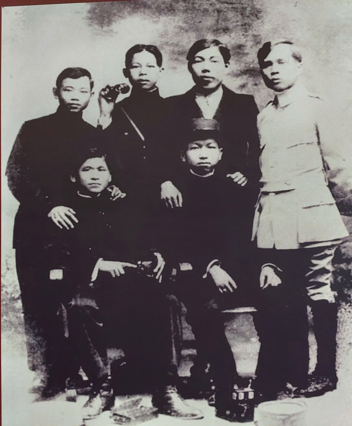 Chủ tịch Tôn Đức Thắng (áo trắng) cùng những người bạn lính thợ Việt Nam tại quân cảng Toulon (miền Nam nước Pháp) năm 1917