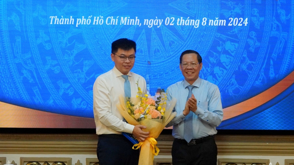 Chủ tịch UBND TP.HCM Phan Văn Mãi trao quyết định cho ông Trương Minh Huy Vũ (ảnh: Hà An)