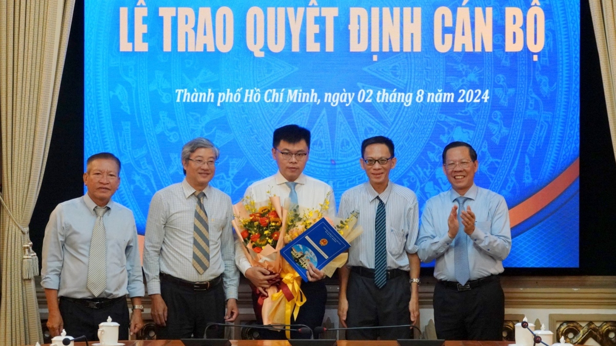 Chủ tịch UBND TP.HCM và các đại biểu chúc mừng tân Viện trưởng Viện Nghiên cứu phát triển (ảnh: Hà An)