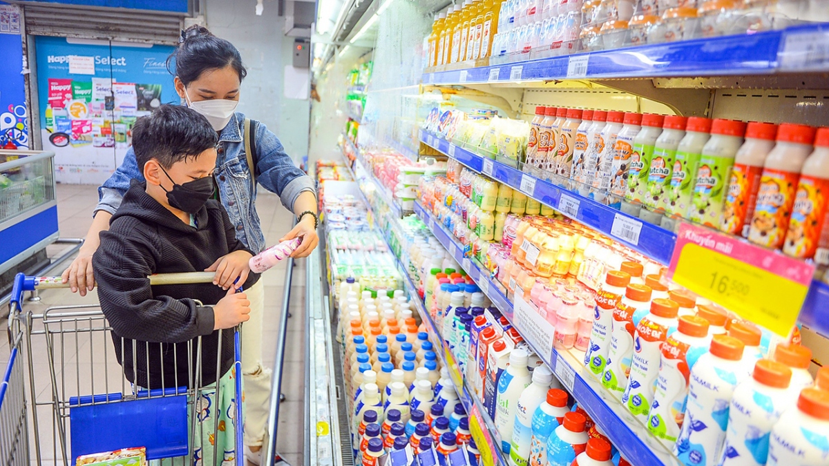 Chương trình gồm các mặt hàng sữa, thực phẩm bổ sung ... có giá trị dinh dưỡng cao. Ảnh: Quang Định