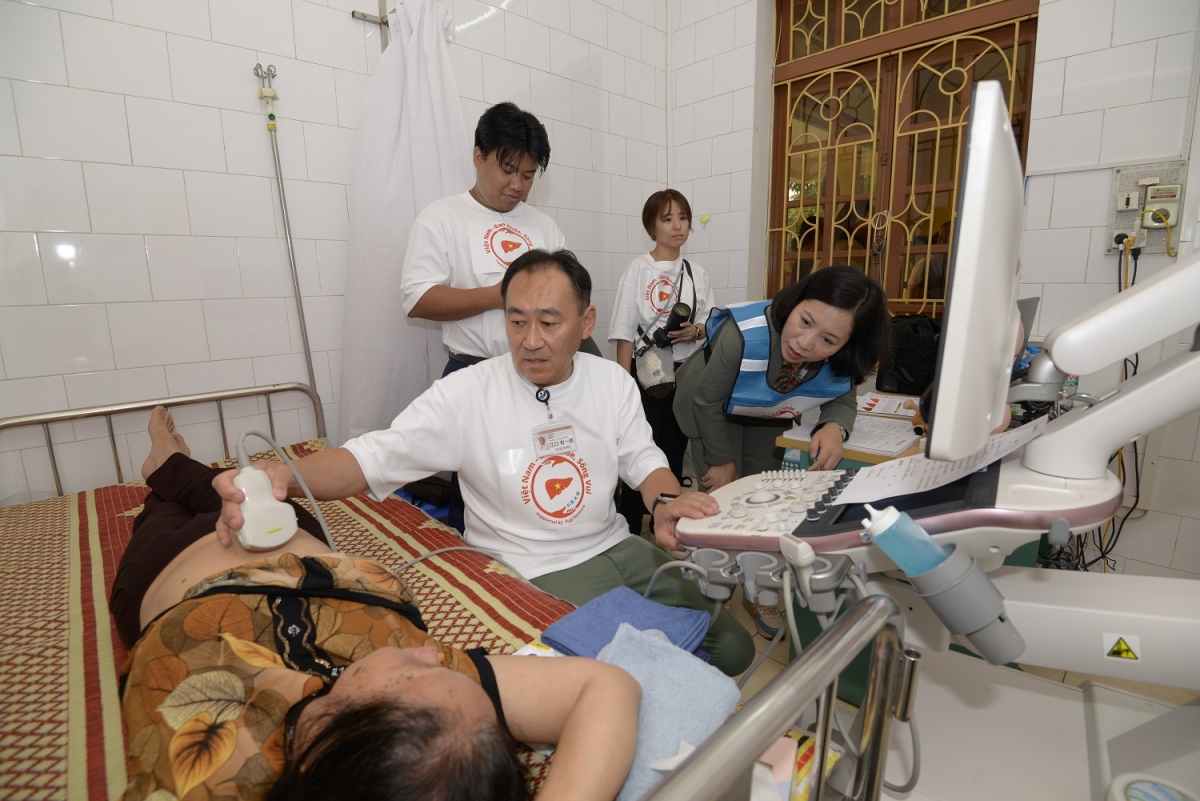Chuyên gia y tế Nhật Bản của dự án thực hành khám tầm soát các bệnh về gan cho người dân thị xã Nghĩa Lộ, tỉnh Yên Bái