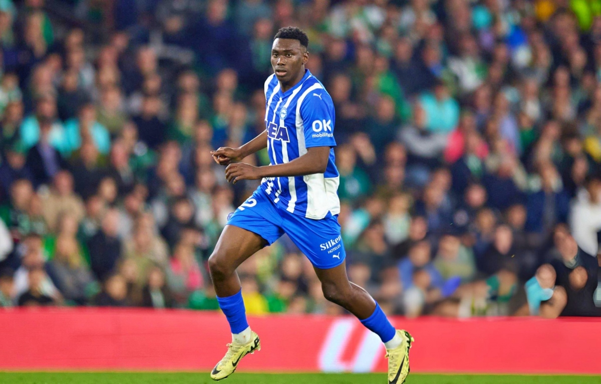 Tiền đạo trẻ Samu Omorodion trong màu áo Deportivo Alaves (Ảnh: Getty)