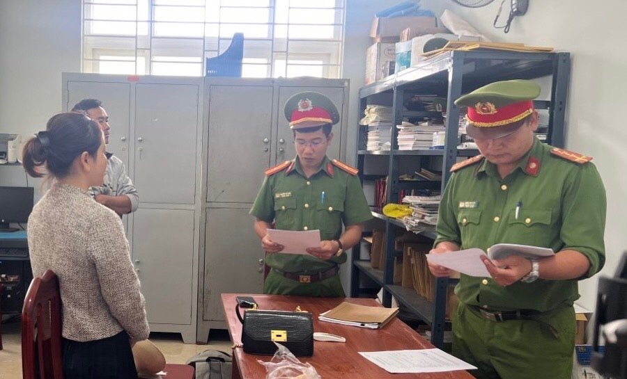 Cơ quan CSĐT Công an tỉnh Đắk Nông tống đạt các quyết định tố tụng với đối tượng Nguyễn Thị Hồng Đào.