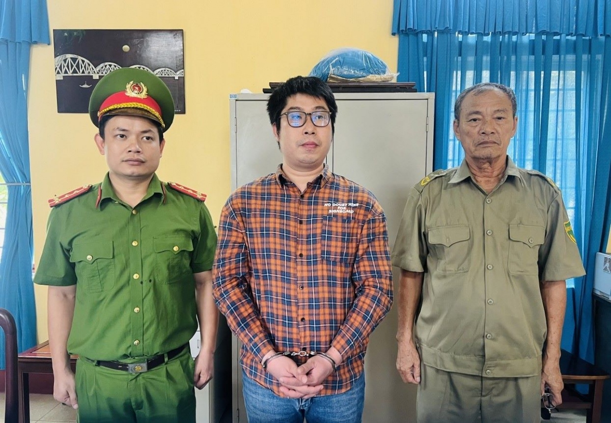 Cơ quan điều tra Công an Thừa Thiên Huế thi hành lệnh bắt giữ Lê Trung Đức (giữa)