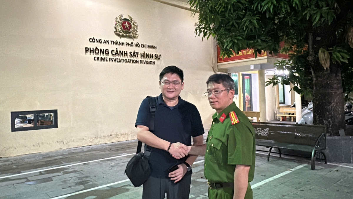 Công an TP.HCM trao trả tài sản cho du khách người Singapore ngay trong đêm. (Ảnh: Công an cung cấp)