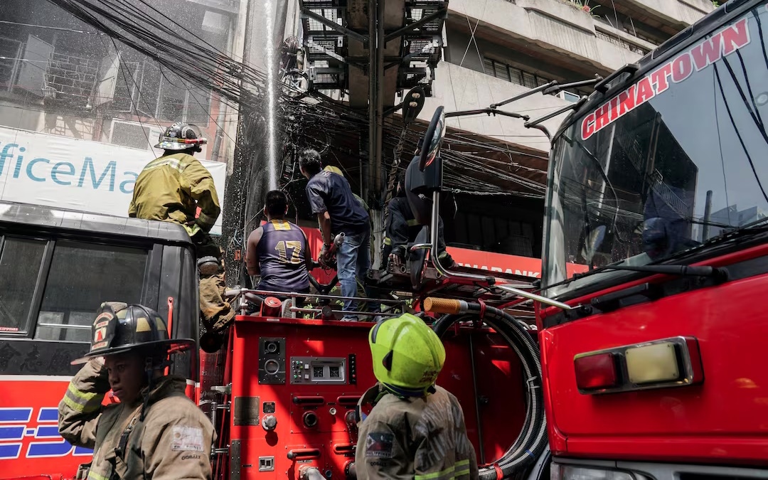 Lực lượng cứu hỏa Philippines tiến hành chữa cháy, cứu hộ tại khu Chinatown. Ảnh: Reuters.