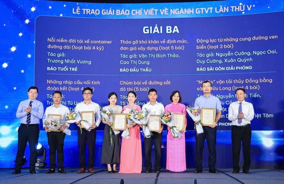 Thứ trưởng Bộ Thông tin &amp; Truyền thông Nguyễn Thanh Lâm cùng ông Nguyễn Đức Lợi, Phó Chủ tịch thường trực Hội Nhà báo Việt Nam trao giải Ba cho các tác giả.
