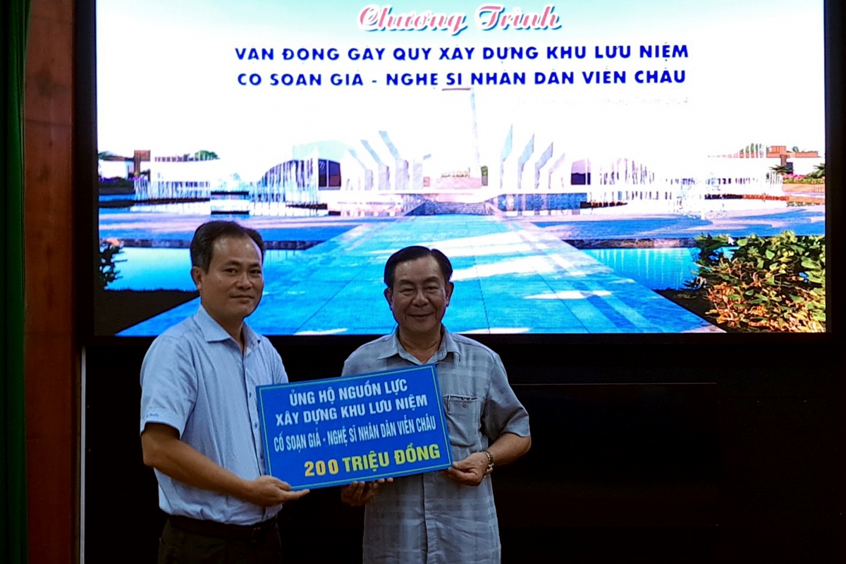 Đại diện Công ty Cổ phần đầu tư năng lượng điện Duyên Hải trao bảng tượng trưng cho Ban vận động