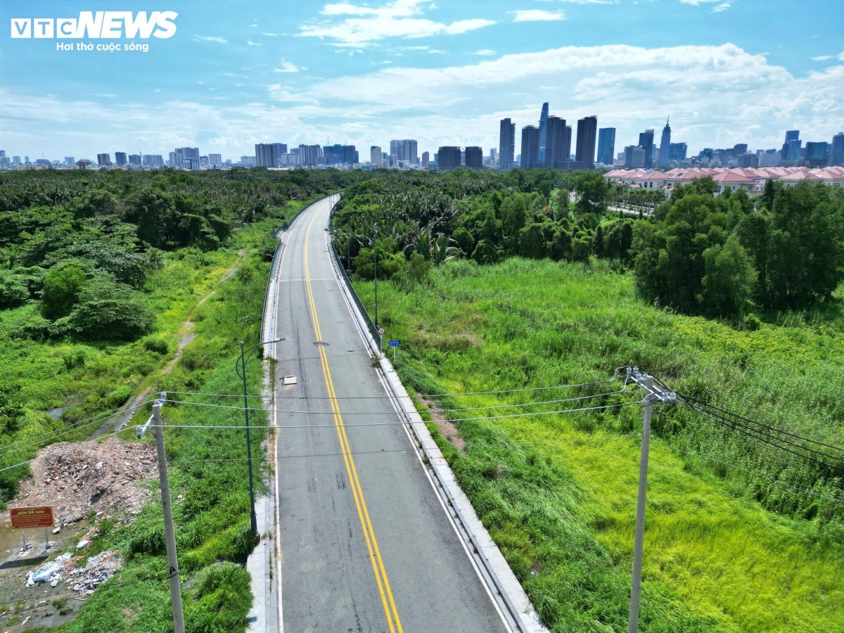 Đi xuyên qua khu vực này là đường Bùi Thiện Ngộ có chiều dài khoảng 2,5km, đây là 1 trong 4 trục đường chính của khu đô thị mới Thủ Thiêm.