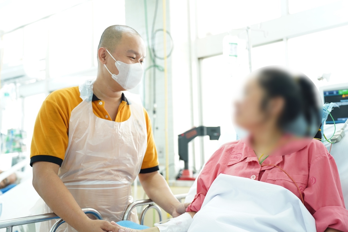 Đến nay, bệnh nhân đã tỉnh táo, có thể ngồi ăn uống và sinh hoạt tại giường. (Ảnh BVCC)