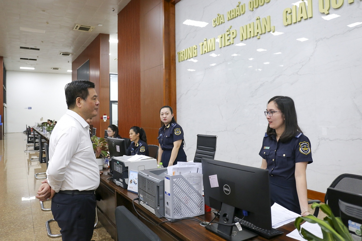 Bộ trưởng Nguyễn Hồng Diên thăm và làm việc tại cửa khẩu Kim Thành (Lào Cai)