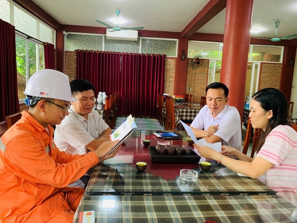 Điện lực Hoa Lư (PC Ninh Bình) tư vấn khách hàng sử dụng điện tiết kiệm.