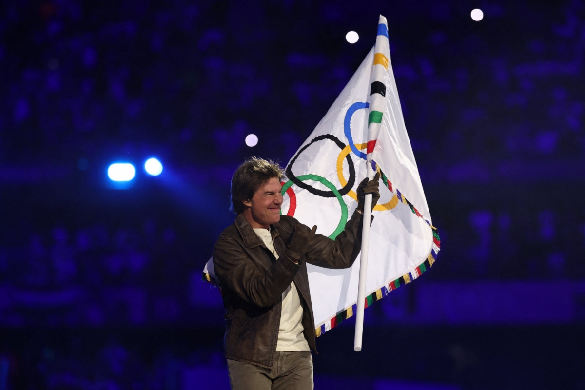 Diễn viên Tom Cruise cầm lá cờ Olympic. (Ảnh: Le Progrès)