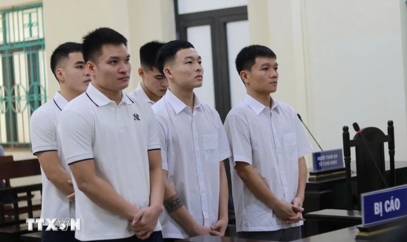 5 bị cáo tại phiên tòa. (Ảnh: TTXVN)