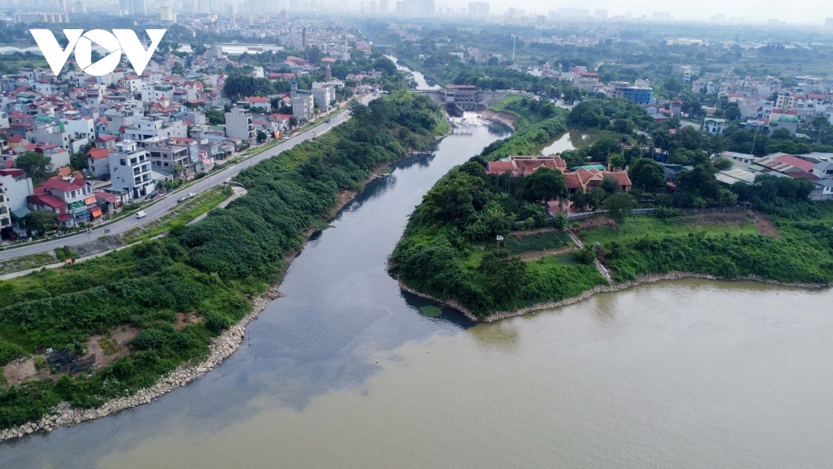 Dòng nước ô nhiễm trầm trọng hòa vào sông Hồng