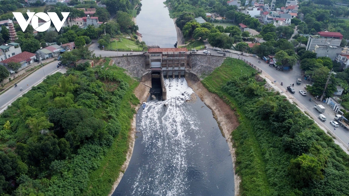 Sông Nhuệ ô nhiễm trầm trọng, chảy ngược ra sông Hồng