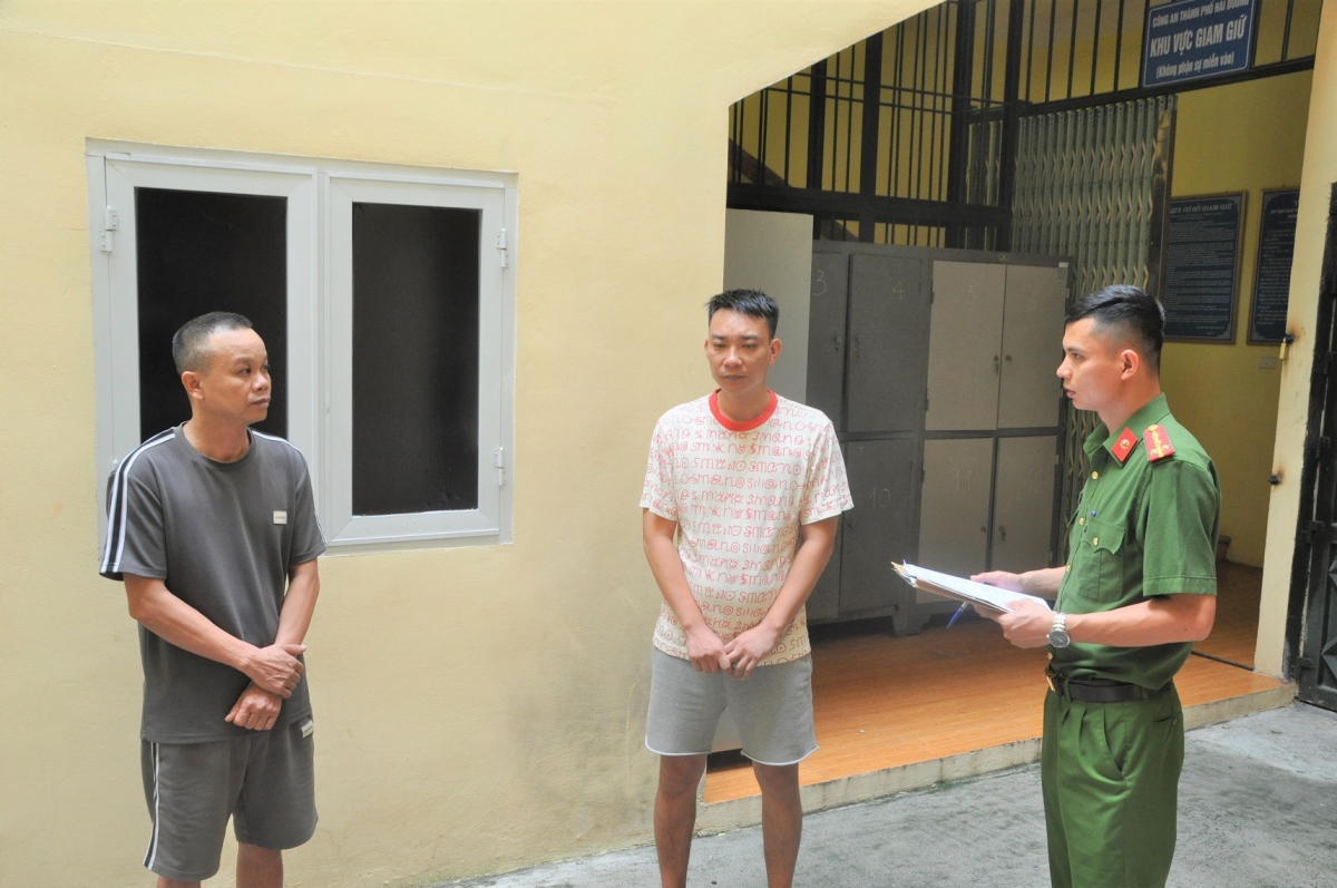 Đối tượng Nguyễn Văn Phúc và Phạm Công Tuấn tại cơ quan công an. (Ảnh: CA Hải Dương)