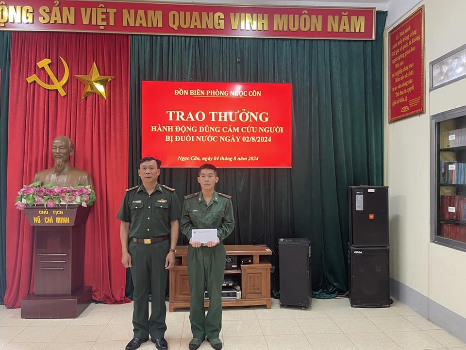 Đồn Ngọc Côn biểu dương Binh nhất Lý Văn Vũ (Ảnh Biên phòng Cao Bằng)