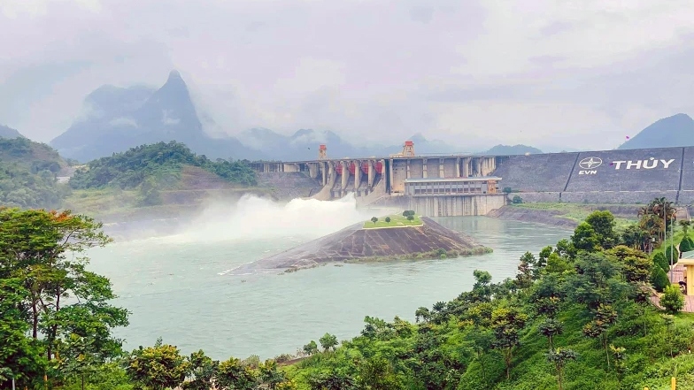 Đóng cửa xả đáy hồ thủy điện Sơn La và hồ thủy điện Tuyên Quang