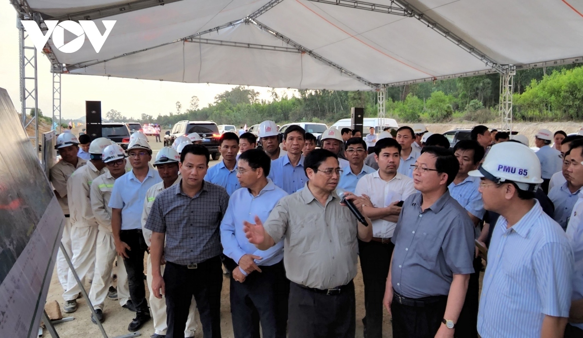 Thủ tướng Chính phủ Phạm Minh Chính cùng lãnh đạo các Bộ ngành, địa phương nơi có dự án đi qua đã đi kiểm tra các dự án thành phần thuộc Dự án xây dựng công trình đường bộ cao tốc Bắc - Nam phía Đông giai đoạn 2021 - 2025 (Ảnh: Vũ Khuyên)