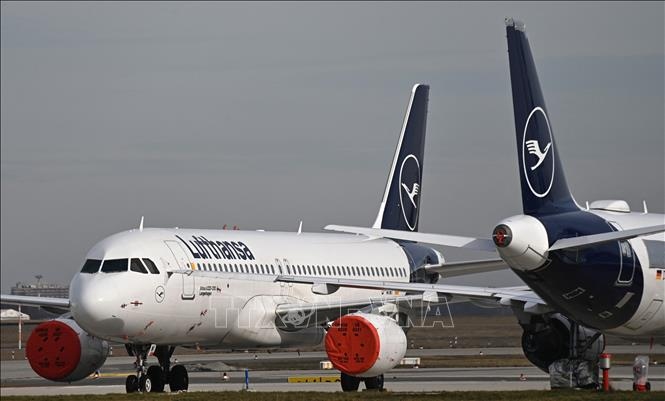 Máy bay của hãng hàng không Lufthansa tại sân bay Berlin Brandenburg, Đức. Ảnh: AFP/TTXVN