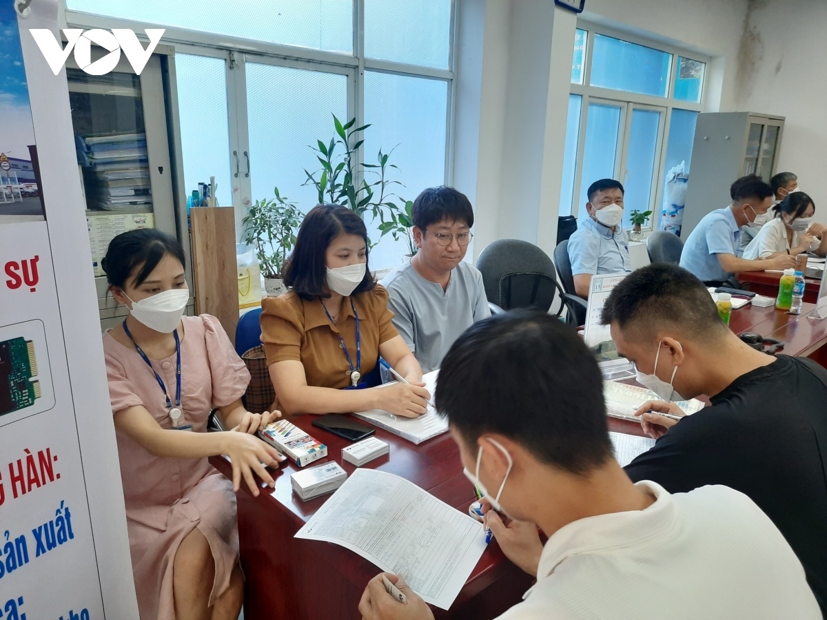 Người lao động tìm hiểu thông tin việc làm tại Trung tâm dịch vụ việc làm Hà Nội